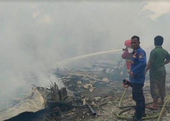 Pemadam melakukan pemadaman terhadap enam unit rumah yang ludes terbakar di Jalan Mararusli, Kelurahan Selawan, Kecamatan Kota Kisaran Timur, Kabupaten Asahan, Senin (25/4/2022). (Alif Alqadri Harahap /Tribun-Medan.com)
