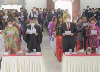 Ephorus HKBP, Pdt DR Robinson Butarbutar didampingi istri (sebelah kiri dari depan podium) bersama Bupati Humbahas, Dosmar Banjarnahor SE didampingi istri (sebelah kanan dari depan podium) sedang mengikuti perayaan Paskah 2022, di Aula Hutamas Perkantoran Tano Tubu, Sabtu (23/4/2022).