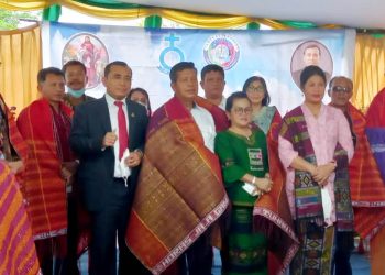 Bupati Simalungun dan istri saat menghadiri pesta MBO Dohot Olopolop ke-52 Tahun HKBP Bangun Dolok, dan ibadah Minggu langsung dipimpin Ephorus HKBP, Pdt. Dr. Robinson Butarbutar yang juga dihadiri Praeses Distrik V Sumatera Timur, Pdt. Maurixon Silitonga, MTh.