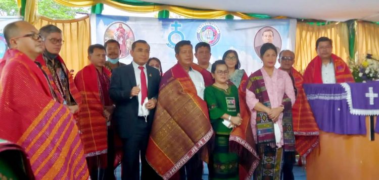 Bupati Simalungun dan istri saat menghadiri pesta MBO Dohot Olopolop ke-52 Tahun HKBP Bangun Dolok, dan ibadah Minggu langsung dipimpin Ephorus HKBP, Pdt. Dr. Robinson Butarbutar yang juga dihadiri Praeses Distrik V Sumatera Timur, Pdt. Maurixon Silitonga, MTh.