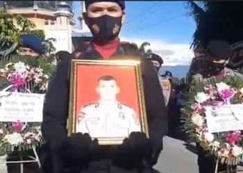 Prosesi pemakaman Ipda Imam perwira Brimob di TPU Bandar Kobun Panyabungan 2, Mandailing Natal, Sumatera Utara, Rabu (13/4/2022).Foto/Ahmad Husein
