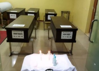 Peti jenazah korban kebakaran Warakas saat proses serah terima ke pihak keluarga di RS Polri Kramat Jati, Jakarta, Selasa (12/4/2022). [ANTARA/Yogi Rachman]