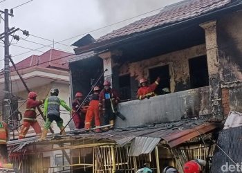 Satu keluarga di Samarinda, Kaltim tewas dalam insiden kebakaran usai rumahnya ditabrak mobil. Foto: (Budi/detikcom)