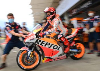 Pembalap Repsol Honda Team Marc Marquez mengendarai sepeda motor keluar dari garasi tim saat sesi latihan bebas 1 MotoGP Mandalika. Foto: ANTARA FOTO/Andika Wahyu/rwa.