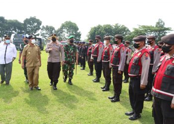 Bupati tampak di dampingi Kapolres Simalungun, AKBP Nicolas Dedi Arifiato, dan Dandim 0207/SML, Letkol Inf Roly Sohuoka saat melakukan pemeriksaan barisan peserta apel yang terdiri unsur Polri, TNI, Dinas Kesehatan, BPBD, Dinas Perhubungan, Satpol PP, Bankom Raya dan Pramuka.