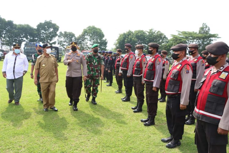 Bupati tampak di dampingi Kapolres Simalungun, AKBP Nicolas Dedi Arifiato, dan Dandim 0207/SML, Letkol Inf Roly Sohuoka saat melakukan pemeriksaan barisan peserta apel yang terdiri unsur Polri, TNI, Dinas Kesehatan, BPBD, Dinas Perhubungan, Satpol PP, Bankom Raya dan Pramuka.
