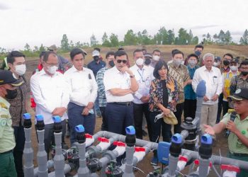 Menkomarves Luhut Binsar Pandjaitan didampingi Bupati Humbahas Dosmar Banjarnahor, saat mendengar inovasi-inovasi para mahasiswa sedang melakukan penelitian di lokasi Food Estate, di Desa Hutajulu Kecamatan Pollung, Kamis (14/4/2022) kemarin.