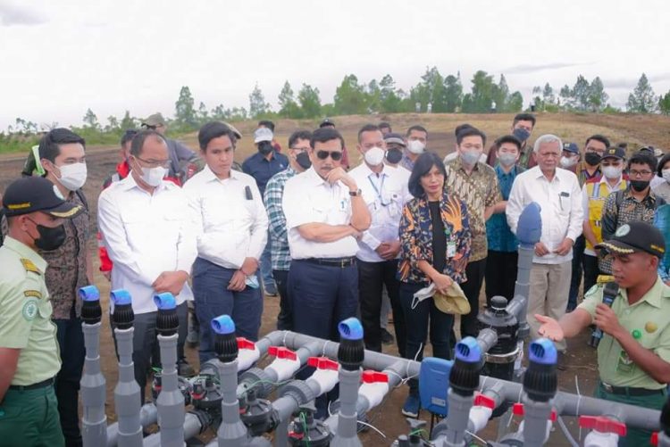 Menkomarves Luhut Binsar Pandjaitan didampingi Bupati Humbahas Dosmar Banjarnahor, saat mendengar inovasi-inovasi para mahasiswa sedang melakukan penelitian di lokasi Food Estate, di Desa Hutajulu Kecamatan Pollung, Kamis (14/4/2022) kemarin.