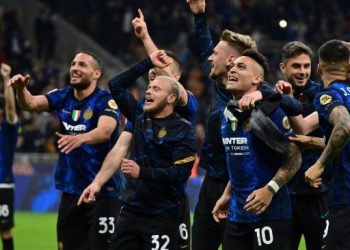 Para pemain Inter Milan merayakan kemenanan usai mengalahkan AC Milan tiga gol tanpa balas di semi final leg kedua Piala Italia, Rabu (20/4/2022) dini hari. [MIGUEL MEDINA / AFP]