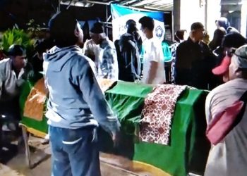 Jenazah Lulut Dwi Prasetyo, perawat satwa yang tewas diterkam harimau saat hendak dimakamkan dari rumah duka korban. (iNewsTV/Elis Novit)