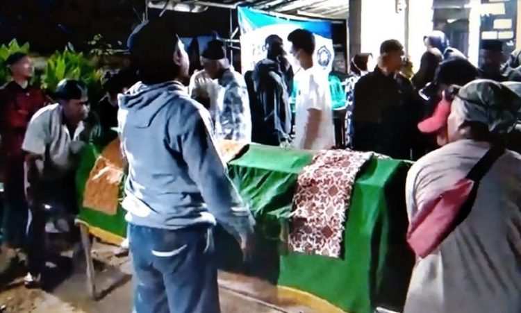 Jenazah Lulut Dwi Prasetyo, perawat satwa yang tewas diterkam harimau saat hendak dimakamkan dari rumah duka korban. (iNewsTV/Elis Novit)