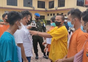 Oknum TNI Pratu Budi Hutagaol bersama temannya memeragakan proses penganiayaan terhadap korban. Foto: Istimewa