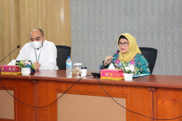 Plt. Wali Kota Pematangsiantar, dr Hj Susanti Dewayani saat memberikan arahan.