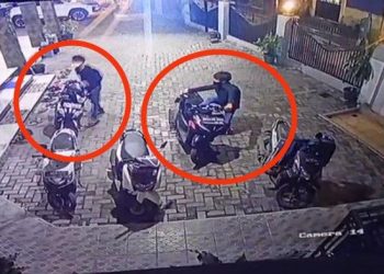 Tangkap layar aksi pencurian dua remaja yang larikan dua unit sepeda motor milik jamaah masjid Jamaah Masjid Masiah.  HO