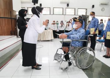 Plt. Wali Kota Pematangsiantar,  dr Hj Susanti Dewayani, Sp.A, saat serahkan Surat Keputusan (SK) keoada seorang PNS penyandang disabilitas.