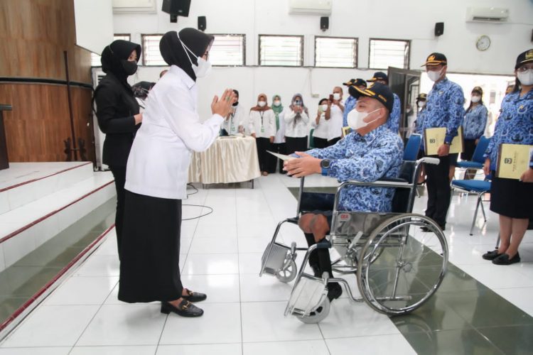 Plt. Wali Kota Pematangsiantar,  dr Hj Susanti Dewayani, Sp.A, saat serahkan Surat Keputusan (SK) keoada seorang PNS penyandang disabilitas.