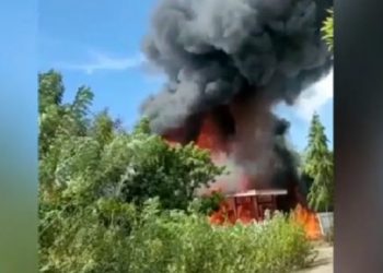 Stasiun Pengisian Bahan Bakar Umum (SPBU) mini di Kabupaten Bombana, Sulawesi Tenggara hangus terbakar. (Foto: Antaranews.com)