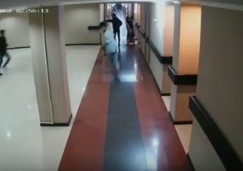 Aksi pengeroyokan menggunakan senjata tajam di salah satu hotel di Pontianak terekam CCTV. Aksi itu dipicu karena korban membatalkan kencan dengan seorang wanita yang sudah telanjang. Foto: iNewsTV/CCTV/Uun Yuniar