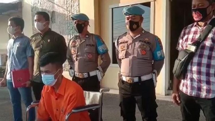 Pemuda berinsial ESG yang merupakan pelaku pembunuhan ibu rumah tangga di Asahan. (Foto: iNews/Ulil Amri)