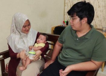 Abizar Zhafi Suga, bayi viral di Tiktok karena aksi gemasnya menjawab pertanyaan orang tuanya saat hendak diberi susu, Senin(18/4/2022). (Alif Alqadri Harahap / Tribun-Medan.com)