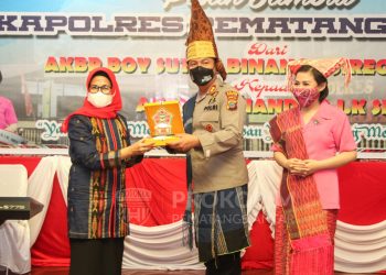 Plt.Wali Kota Pematangsiantar, dr. Susanti Dewayani, Sp.A, menyerahkan cenderamata kepada AKBP Boy Sutan Binanga Siregar, SIK, MH.