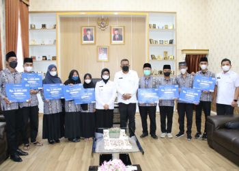 Foto bersama usai pemberian tali asih.