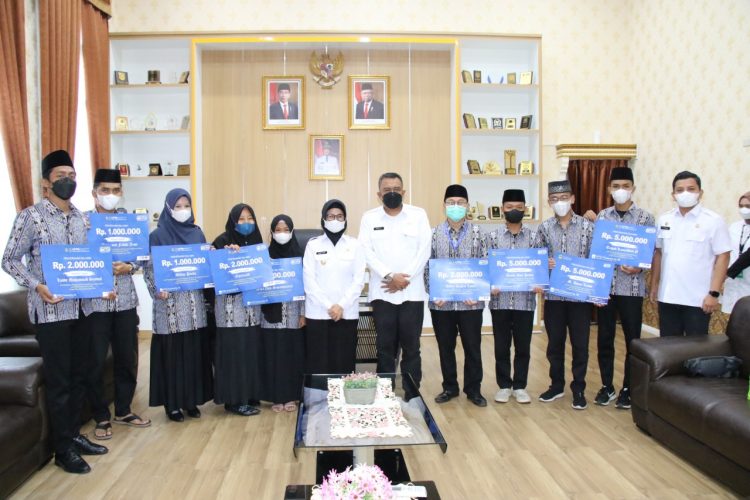 Foto bersama usai pemberian tali asih.