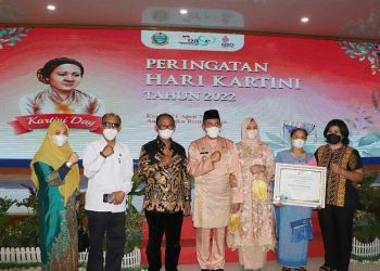 Foto bersama disela acara.