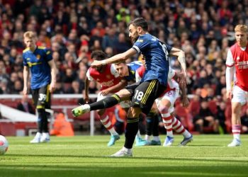 Penalti Bruno Fernandes gagal saat Manchester United dikalahkan Arsenal (Foto: Getty Images/Mike Hewitt)