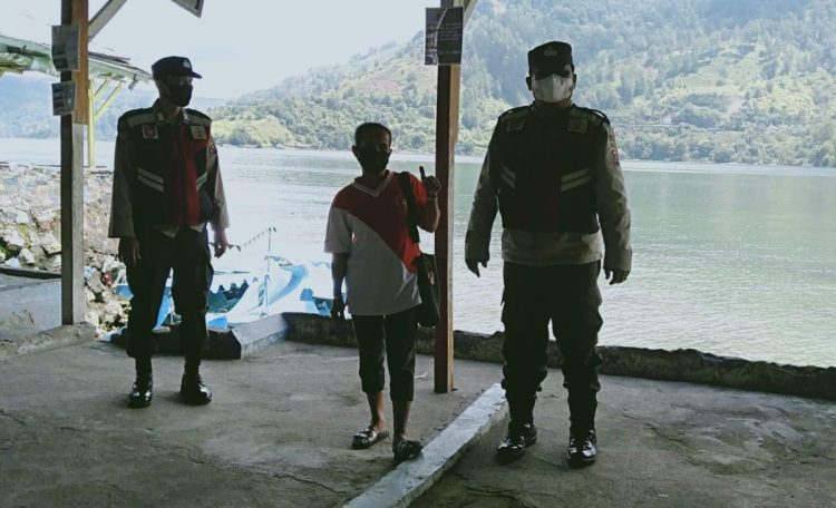 Jajaran Polres Simalungun melalui personel Polsek Parapat sigap melaksanakan patroli di seputaran lokasi wisata Parapat Danau Toba.