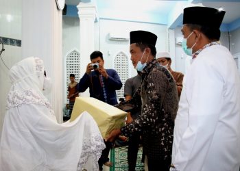 Plt. Wali Kota Pematangsiantar saat serahankan bingkisan dari Tim Safari Ramadhan Pemerintah Kota Pematangsiantar kepada Pengurus  Masjid Baitul Abrar.
