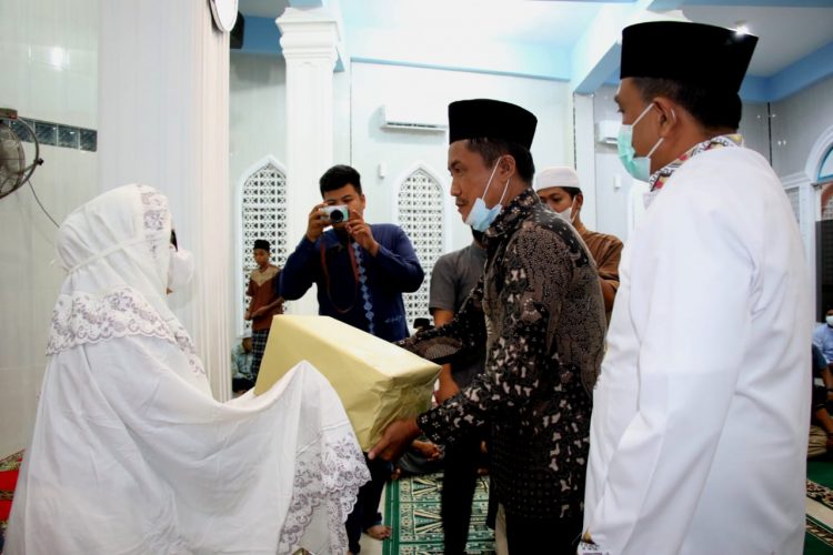 Plt. Wali Kota Pematangsiantar saat serahankan bingkisan dari Tim Safari Ramadhan Pemerintah Kota Pematangsiantar kepada Pengurus  Masjid Baitul Abrar.