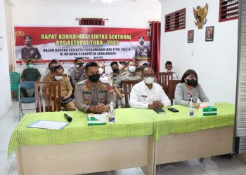 Wakil Bupati, H Zonny Waldi bersama Kapolres, AKBP Nicolas Dedi Arifianto dan Ketua Pengadilan Negeri (PN), Vera Yetti Maghdalena, mengikuti kegiatan Rapat Koordinasi (Rakor) Lintas Sektoral bersama Kapolda Sumatera Utara (Kapoldasu), Irjen Pol RZ Panca Putra S, secara virtual zoom, di rumah dinas Wakil Bupati Simalungun, Jalan Suri-suri Pematang Simalungun, Kecamatan Siantar, Kabupaten Simalungun, Sumut, Selasa (19/4/2022)