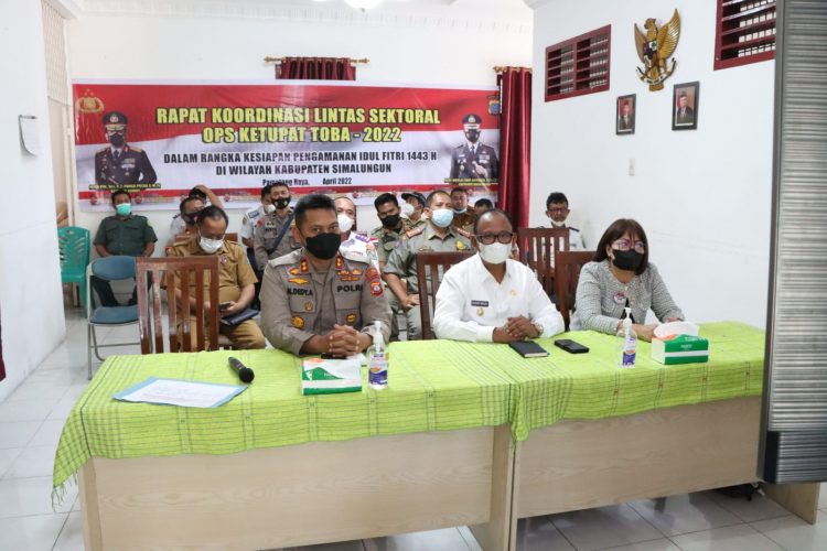 Wakil Bupati, H Zonny Waldi bersama Kapolres, AKBP Nicolas Dedi Arifianto dan Ketua Pengadilan Negeri (PN), Vera Yetti Maghdalena, mengikuti kegiatan Rapat Koordinasi (Rakor) Lintas Sektoral bersama Kapolda Sumatera Utara (Kapoldasu), Irjen Pol RZ Panca Putra S, secara virtual zoom, di rumah dinas Wakil Bupati Simalungun, Jalan Suri-suri Pematang Simalungun, Kecamatan Siantar, Kabupaten Simalungun, Sumut, Selasa (19/4/2022)