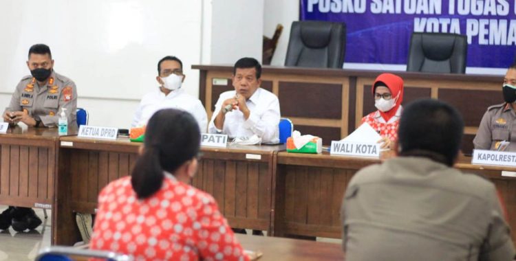 - Bupati Simalungun, Radiapoh Hasiholan Sinaga saat memberikan arahan dan masukan kepada para peserta rapat.