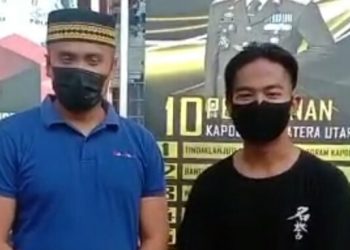 Korban Paulus Aruan (baju hitam) saat ucapkan terimakasih kepada Polsek Bangun yang telah menangkap pelaku. (foto tangkapan layar).