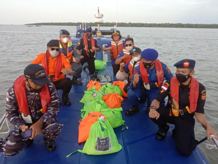 Bea Cukai Teluk Nibung adakan bakti sosial bersama instansi maritim terkait, di wilayah kerja Bea Cukai Teluk Nibung, pada Senin (19/4/2022)  sore lalu.