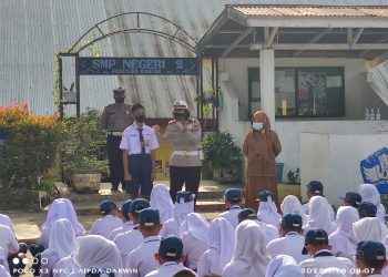 Kasat Lantas Polres Pematangsiantar, AKP. Relina Lumbangaol S.Sos, memberikan himbauan kepada pelajar SMP Negeri 2 Pematangsiantar, jalan Rajamin Purba Pematangsiantar, Senin (18/4/2022) pagi tadi, sekitar pukul. 07.30 WIB.