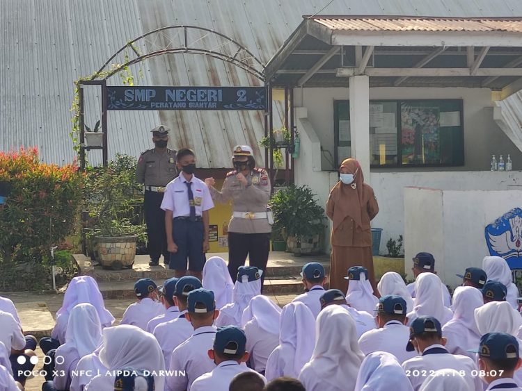 Kasat Lantas Polres Pematangsiantar, AKP. Relina Lumbangaol S.Sos, memberikan himbauan kepada pelajar SMP Negeri 2 Pematangsiantar, jalan Rajamin Purba Pematangsiantar, Senin (18/4/2022) pagi tadi, sekitar pukul. 07.30 WIB.