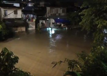 Ratusan rumah di Kecamatan Medan Maimun, Kota Medan terendam banjir, Sabtu (9/4/2022) dini hari. (Foto: iNews/Ahmad Ridwan Nasution)
