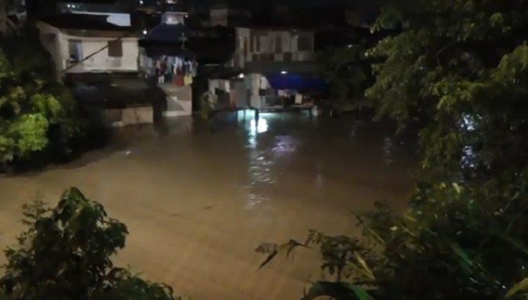 Ratusan rumah di Kecamatan Medan Maimun, Kota Medan terendam banjir, Sabtu (9/4/2022) dini hari. (Foto: iNews/Ahmad Ridwan Nasution)