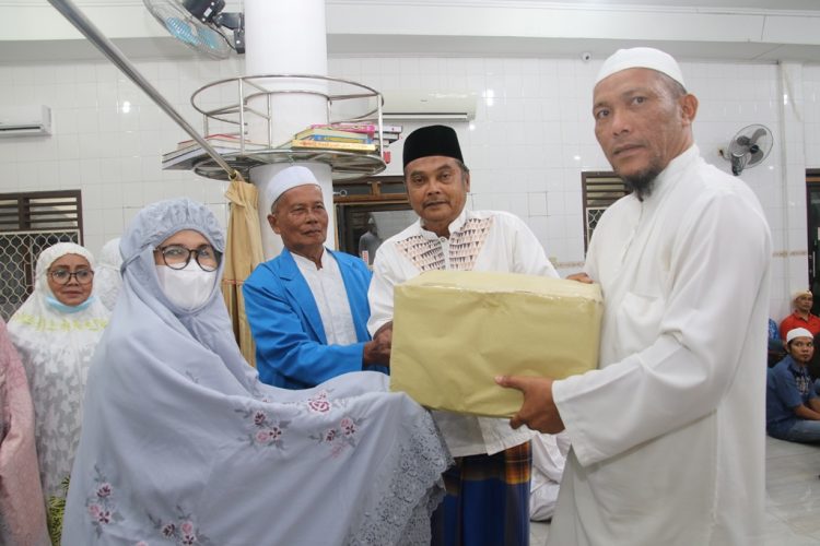 Plt Wali Kota Pematangsiantar, dr Hj Susanti Dewayani, Sp.A, saat menghadiri acara Safari Ramadhan, di Masjid Al. Jihad, jalan Melati Kota Pematangsiantar.