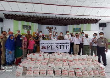 Direktur Muda PT. STTC, Alvin Bingei Purba Siboro, bersama rombongan saat memberikan bantuan sosial di Panti Jompo UPT Pelayanan Sosial Tuna Rungu Wicara dan Lanjut Usia (Lansia) Provinsi Sumatera Utara, Selasa (26/4/2022).