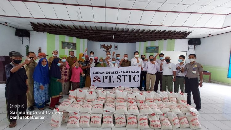 Direktur Muda PT. STTC, Alvin Bingei Purba Siboro, bersama rombongan saat memberikan bantuan sosial di Panti Jompo UPT Pelayanan Sosial Tuna Rungu Wicara dan Lanjut Usia (Lansia) Provinsi Sumatera Utara, Selasa (26/4/2022).