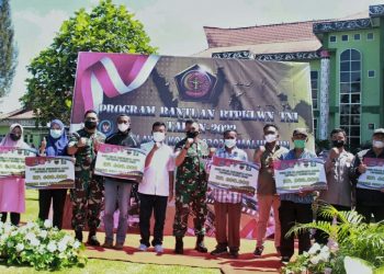 Foto bersama Bupati Simalungun, Radiapoh Hasiholan Sinaga dan Danrem 022/PT, Kolonel Inf Luqman Arief SIP, usai menyalurkan Bantuan Tunai Pedagang Kaki Lima, Warung dan Nelayan (BTPKLWN) TNI TA 2022, di Makodim 0207/Sml Pematang Raya Kabupaten Simalungun, Sumut, Jum'at (8/4/2022).