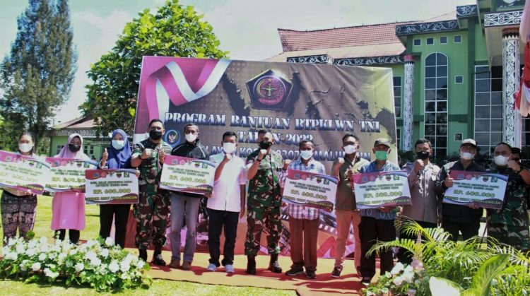 Foto bersama Bupati Simalungun, Radiapoh Hasiholan Sinaga dan Danrem 022/PT, Kolonel Inf Luqman Arief SIP, usai menyalurkan Bantuan Tunai Pedagang Kaki Lima, Warung dan Nelayan (BTPKLWN) TNI TA 2022, di Makodim 0207/Sml Pematang Raya Kabupaten Simalungun, Sumut, Jum'at (8/4/2022).