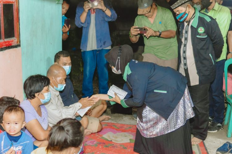 Plt . Wali Kota, dr Hj Susanti Dewayani, Sp.A dan Ketua Dekranasda Pematangsiantar, H.K Rizal Ginting, saat memberikan bantuan kepada korban kebakaran, di jalan Bah Binonom kiri, Kelurahan Sigulang-gulang, Kecamatan Siantar Utara, Kota Pematansiantar, pada Senin (4/4/2022) lalu.