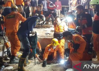 Foto: Tim SAR gabungan terus berupaya melakukan evakuasi korban dari ambruknya bangunan minimarket di Banjar, Kalsel, Senin malam. (ANTARA/Firman)