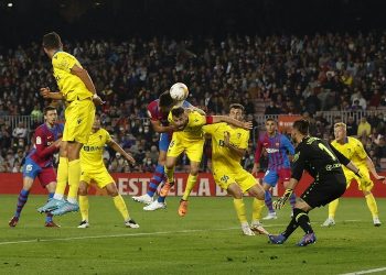 Barcelona kalah 0-1 dari Cadiz di lanjutan Liga Spanyol 2021/2022. Taktik Xavi Hernandez tak berjalan melawan serangan balik Cadiz. (foto: REUTERS/Albert Gea).