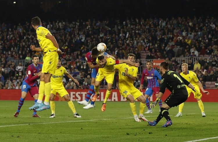 Barcelona kalah 0-1 dari Cadiz di lanjutan Liga Spanyol 2021/2022. Taktik Xavi Hernandez tak berjalan melawan serangan balik Cadiz. (foto: REUTERS/Albert Gea).
